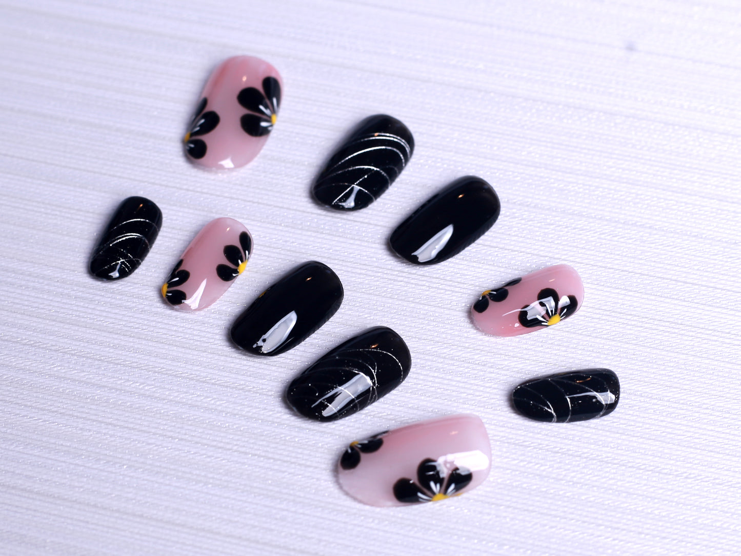 Black French Daisy Press On Nail