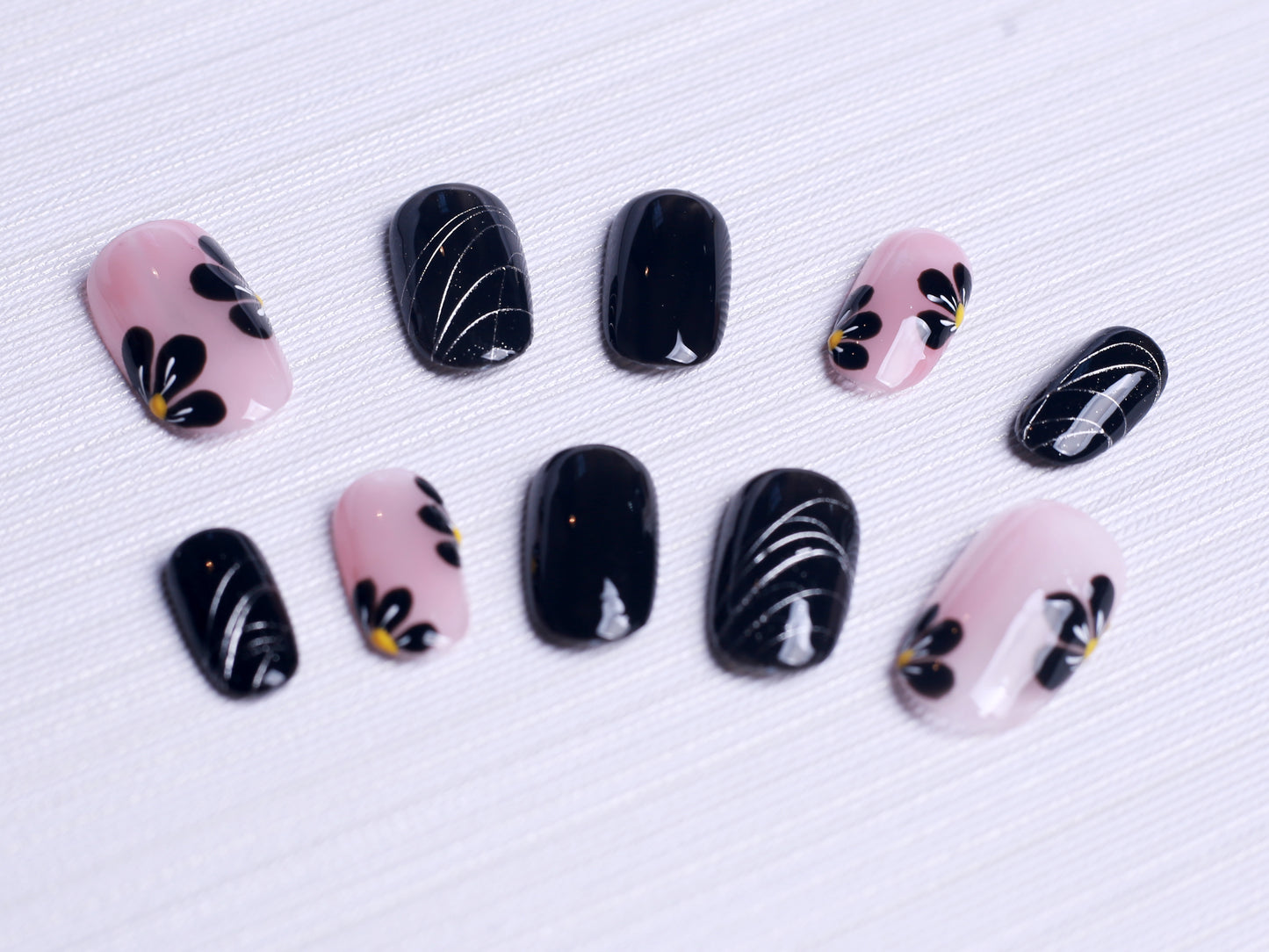 Black French Daisy Press On Nail